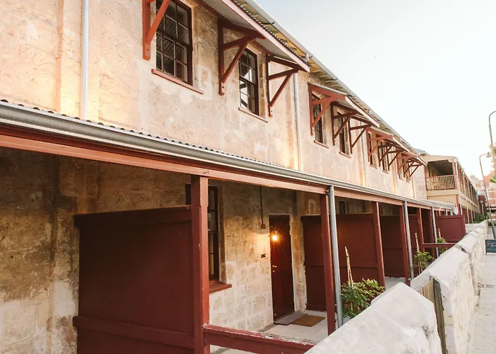 Garde And Warders Hotel