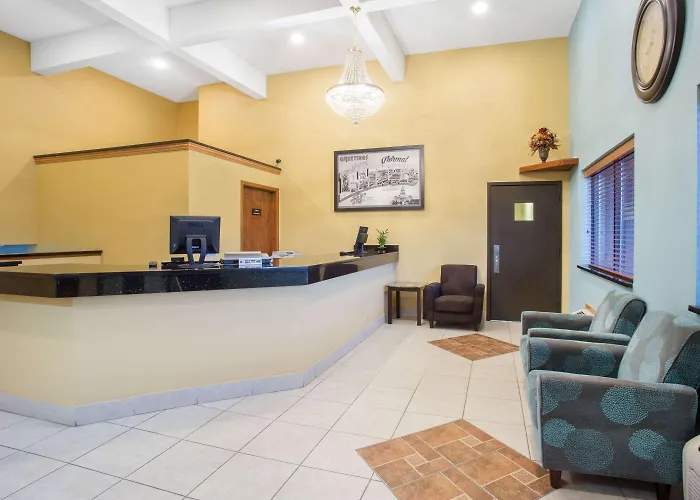 Super 8 By Wyndham Normal Bloomington