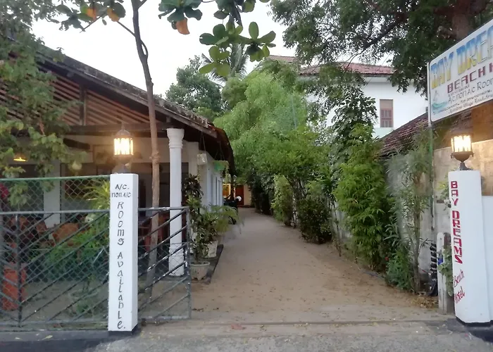 Bay Dreams Beach Hotel & Surf Camp