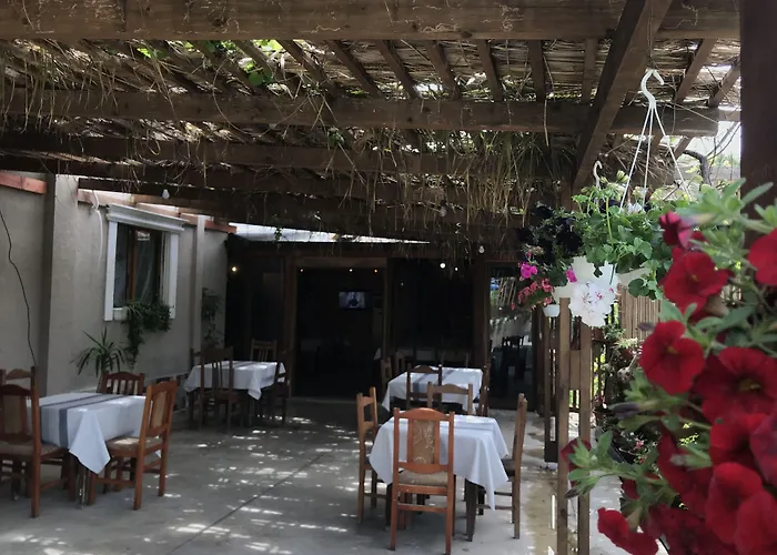 Te Bujtina Hotel- Cozy Stay With Traditional Breakfast Near Beach
