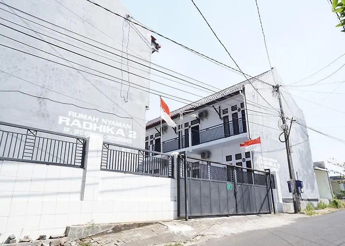 Oyo Life 92886 Rumah Nyaman Radhika 2 Syariah