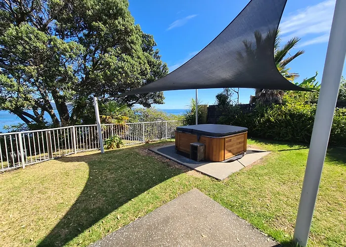Te Kaha Beach Hotel