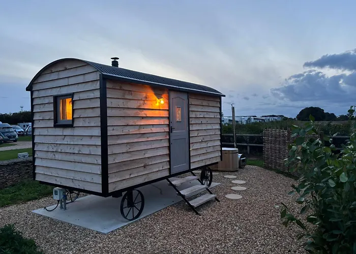 Shepherd'S Huts At Cotswold Hills Country Park