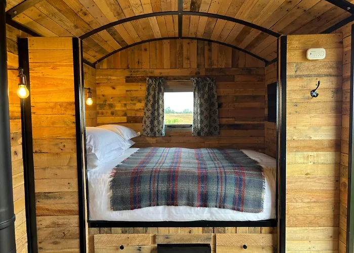 Shepherd'S Huts At Cotswold Hills Country Park