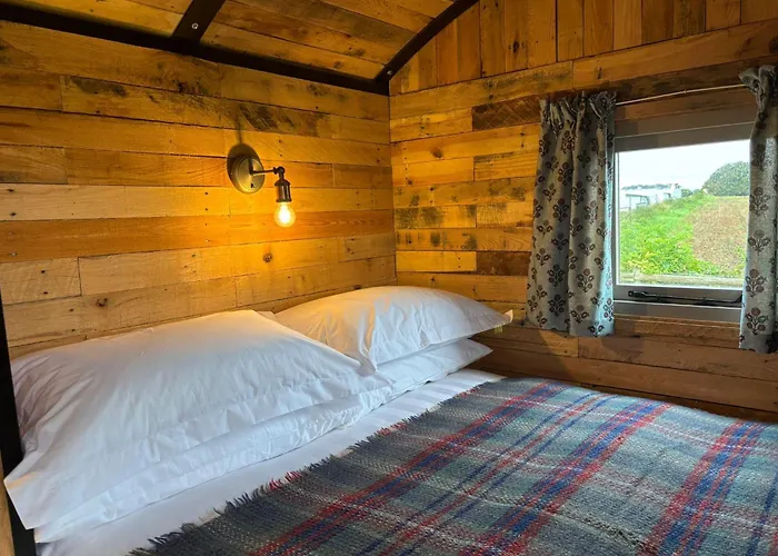 Shepherd'S Huts At Cotswold Hills Country Park