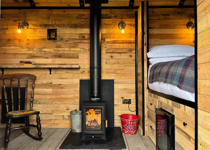 Shepherd'S Huts At Cotswold Hills Country Park