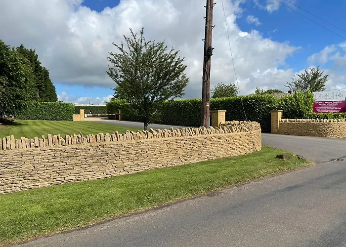Shepherd'S Huts At Cotswold Hills Country Park