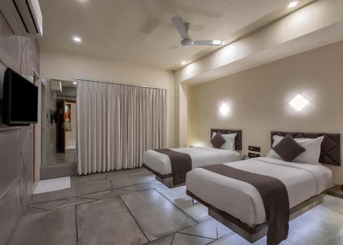 De Glance Hotel, Near Surat Railway Station