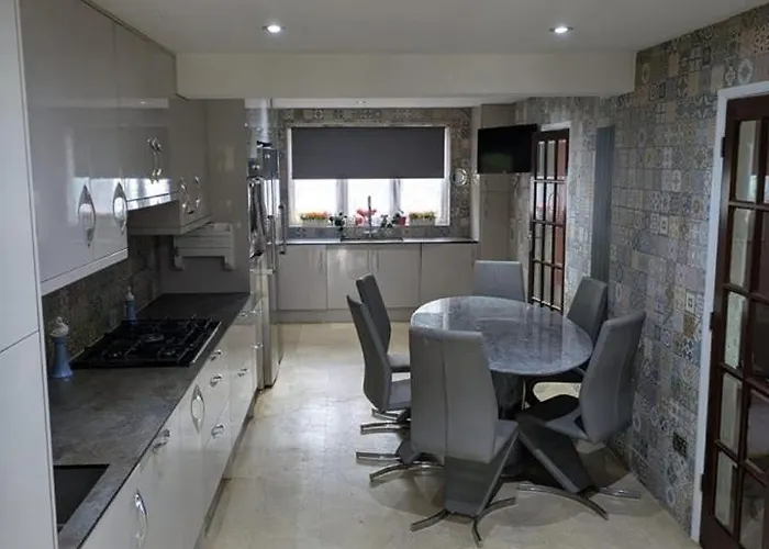 Large Central Lodge Near Heathrow Airport & London With Parking