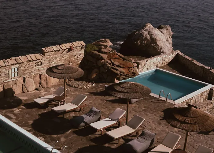 Cavos Bay Hotel & Studios