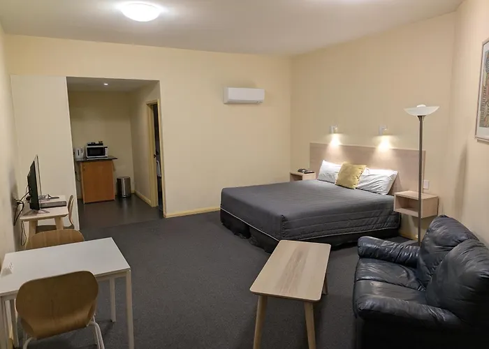 Mayfair Plaza Motel And Apartments