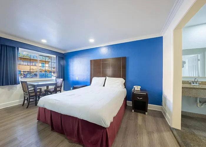 Town And Country Inn