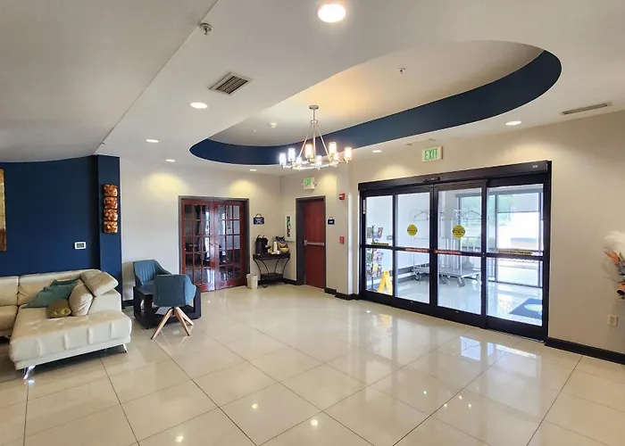 Days Inn & Suites By Wyndham Russellville