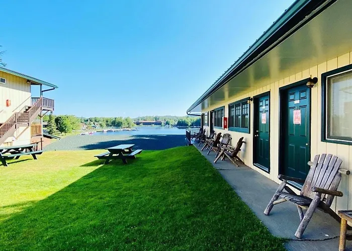 Pine Knoll Hotel Lakeside Lodge & Cabin