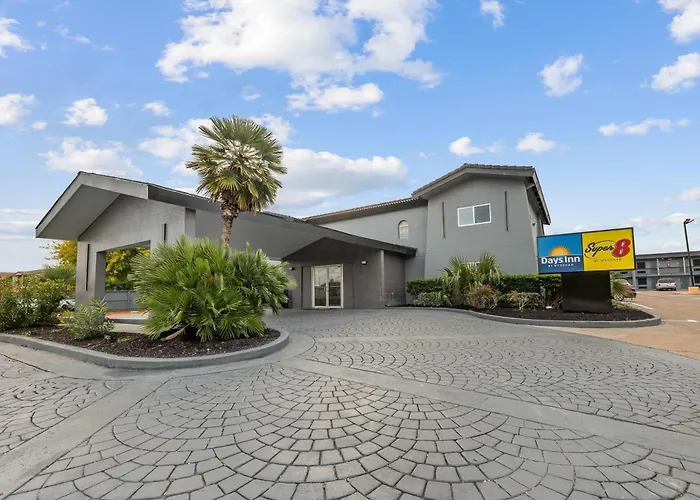 Days Inn & Suites By Wyndham Texas City - Galveston Area