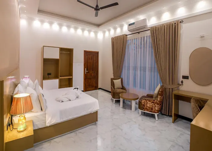 White Land City Hotel