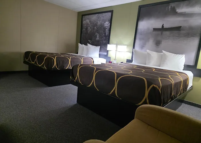 Super 8 By Wyndham Hearst On