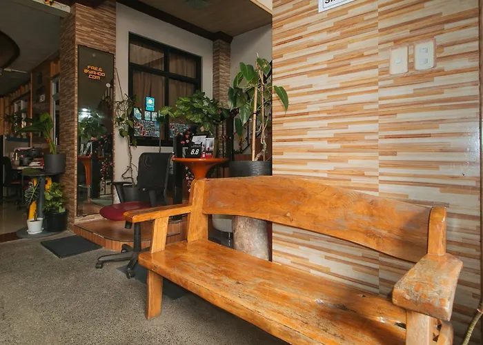 RedDoorz Hostel @ Faes Transient House