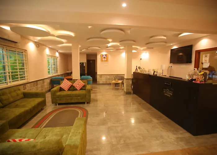 De Crown Luxury Hotel