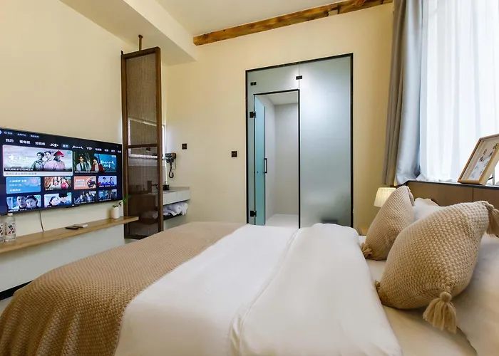 Dujiangyan Whispering Wind Hot Spring Resort Homestay