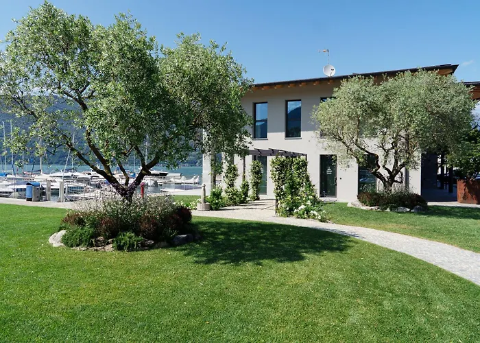 Lago Dorato Marina Lodge - Lakefront