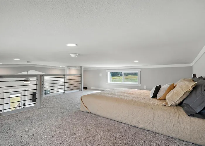 Dakota Sky- Brand New 1 Bd Cabin