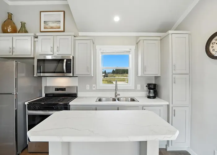 Dakota Sky- Brand New 1 Bd Cabin