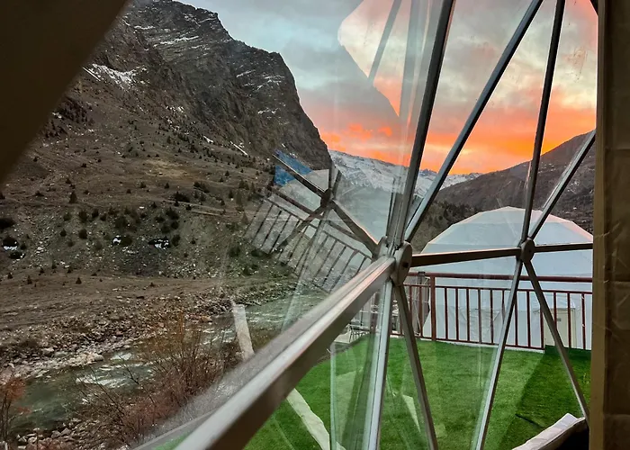 Yolo Outdoors - Riverside Luxury Domes & Glamping, Jispa