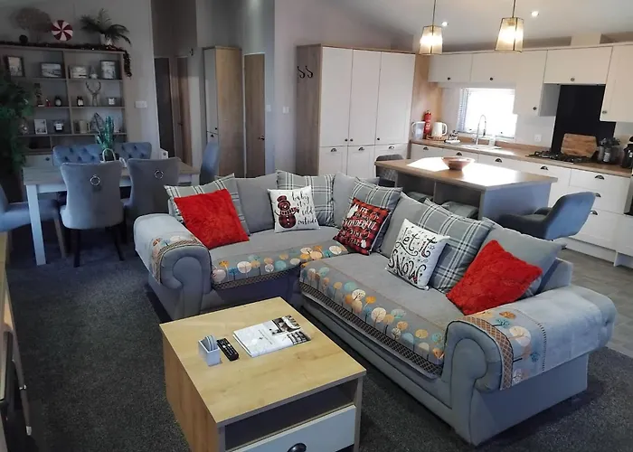 Sea Breeze, Vintage 90, Luxury 2 Bed Lodge, Skegness, 2 Friendly - East Coast Holidays