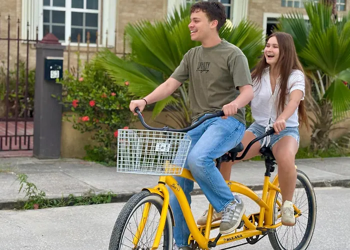 Stylish Apartments - Free Bikes, Nice Area & Cozy Patio, 10 Minutes To Airport