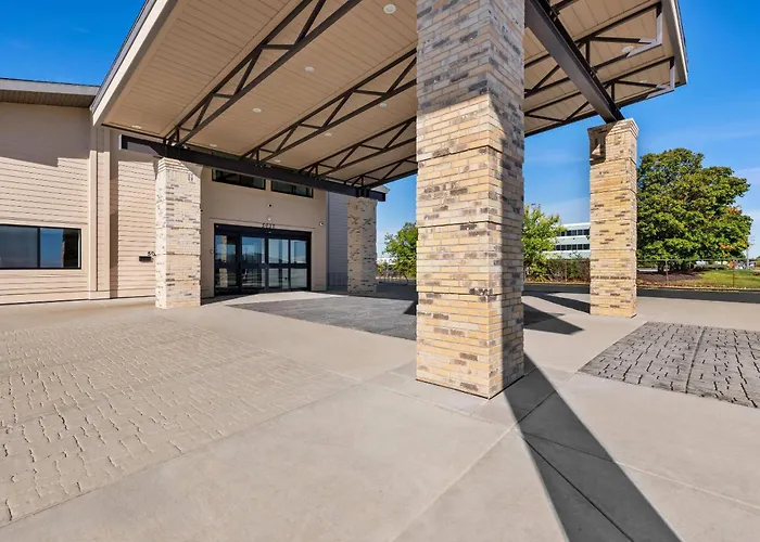 Clarion Pointe Milwaukee Airport