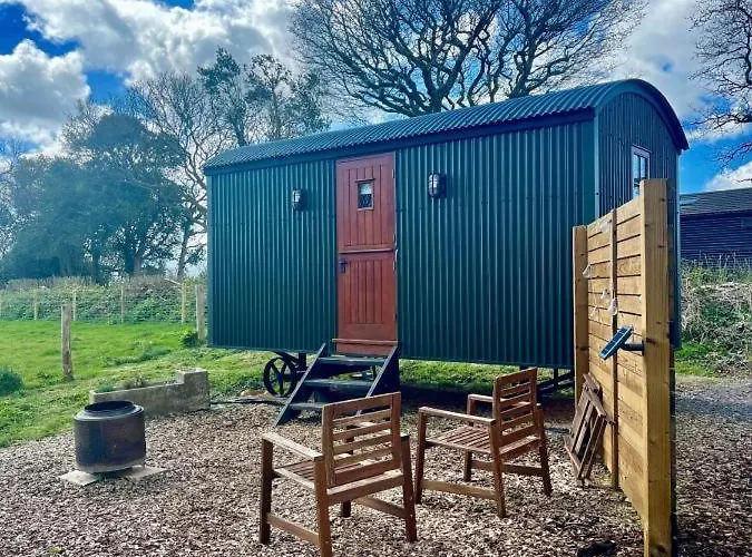 Cosy Shepherds Hut Lyme Regis, Cummins Farm
