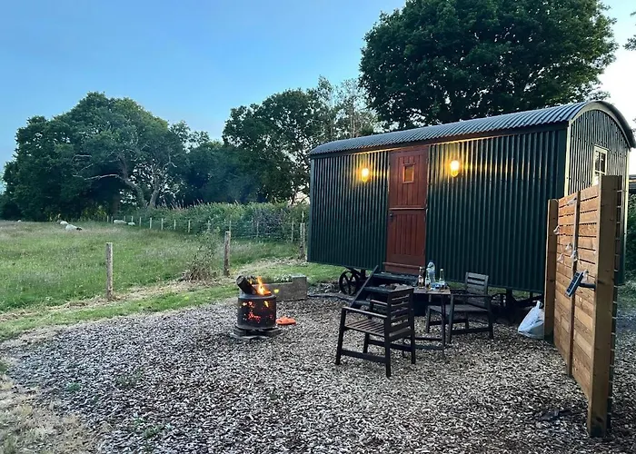 Cosy Shepherds Hut Lyme Regis, Cummins Farm