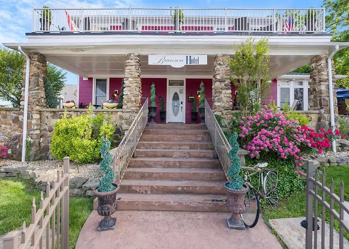 Dreams2Reality | Historic Branson Hotel - Serendipity Room - Downtown
