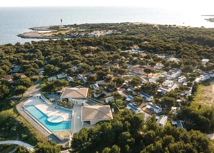 Zecamping 4 Etoiles A 300M De La Plage Piscine Club Enfant Animaux Acceptes