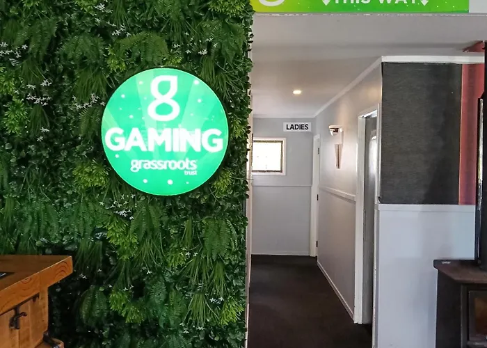 Three Furlongs Bar-Grill-Hotel