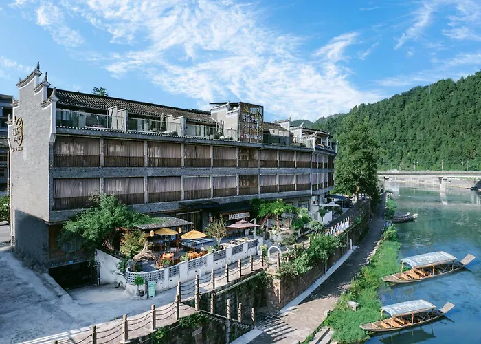 Phoenix Ancient Hill Riverside View Hotel- Offers Free One-Way High-Speed Rail Pick-Up Service -Two Cups Free Cockt-Free Self-Service Washing Machine With Dryer