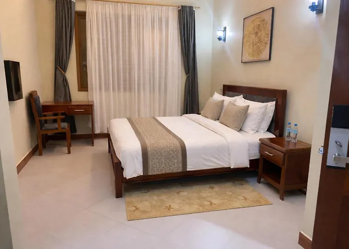 Peak Hotel & Safaris