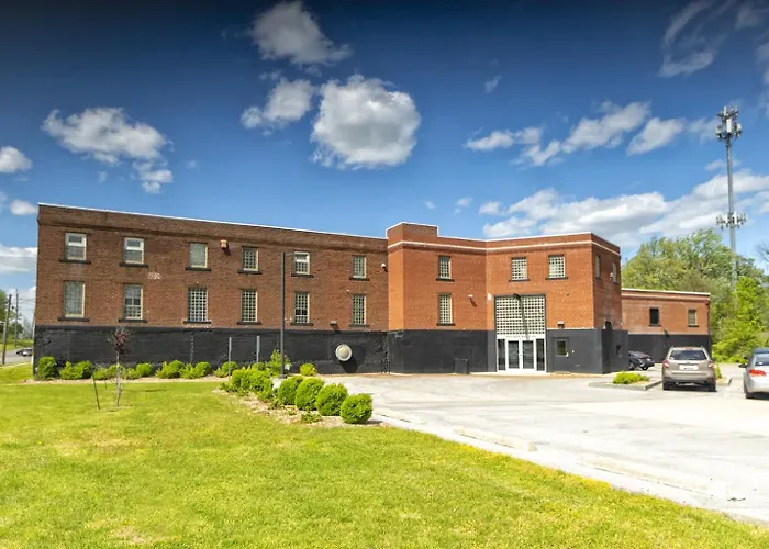 Urban-Chic King Suite Near Siu Carbondale