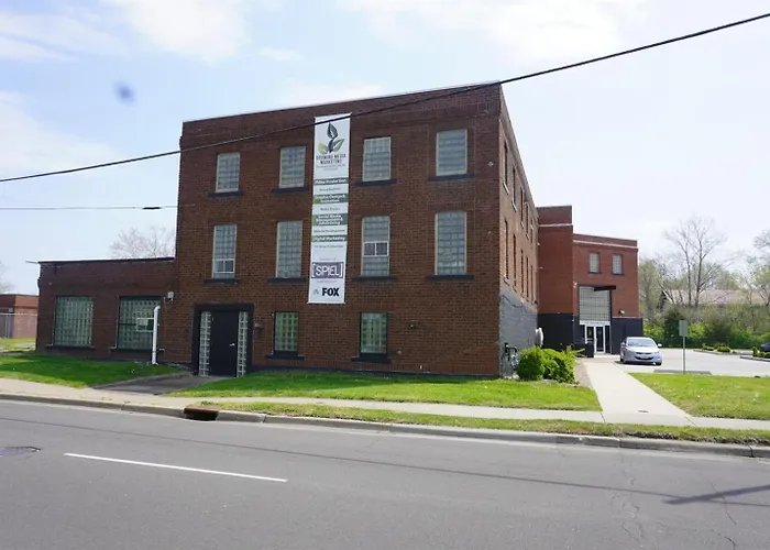 Third-Floor Suite, Siu Across Street
