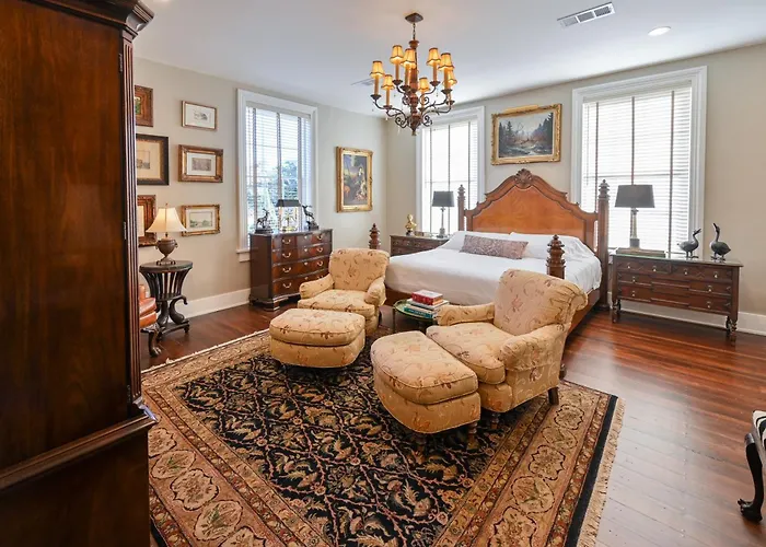 Magnolia Hall - Henderson Suite - King Suite