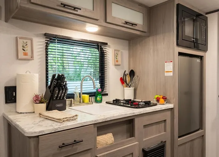 Hidden Gem Charming Canal-Front Getaway