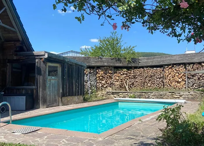 Blockhütte am Flugplatz mit Pool
