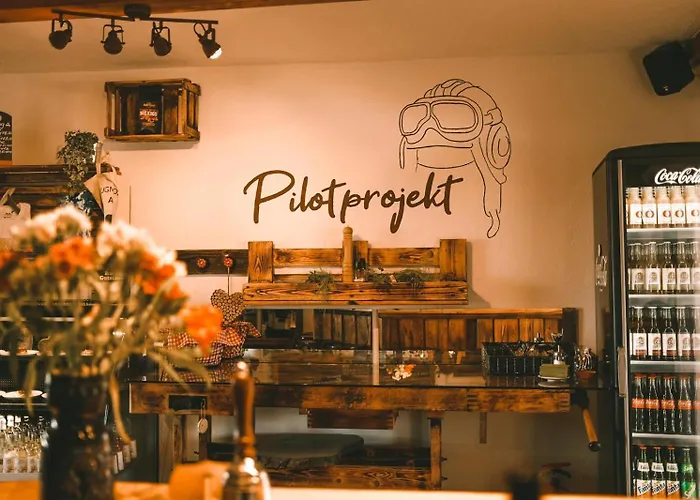 Blockhütte am Flugplatz mit Pool