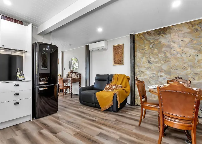 Kw Treehouse Luxury Private Farm Escape For 2 With Walking Trails
