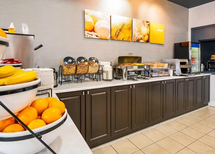 Comfort Hotel & Suites