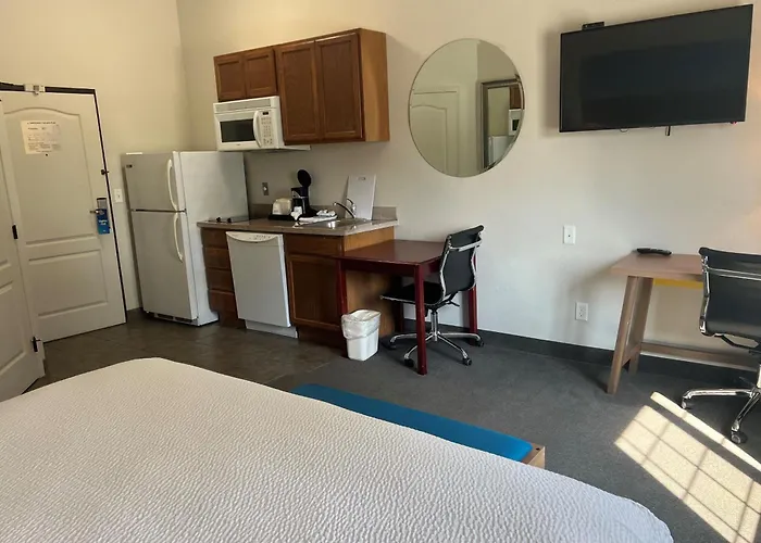 Days Inn & Suites By Wyndham Columbus Ne