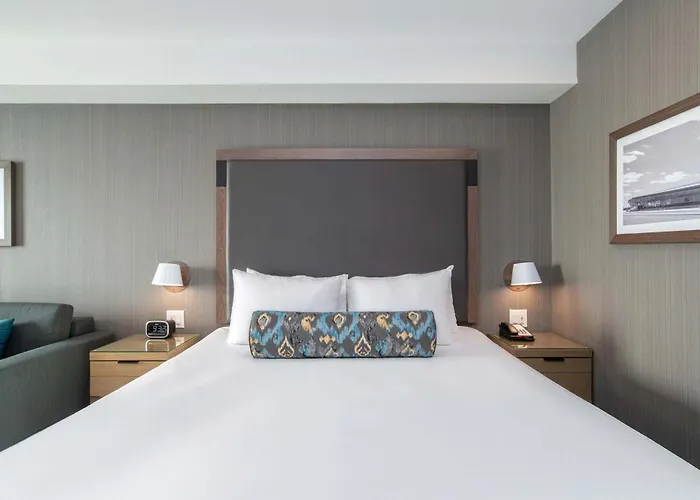 Sandman Signature Ottawa Airport Hotel