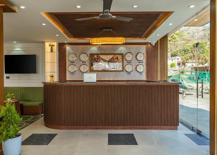 Perfectstayz Luxe Kapilaz With Rooftop Pool & Cafe, Bhimtal
