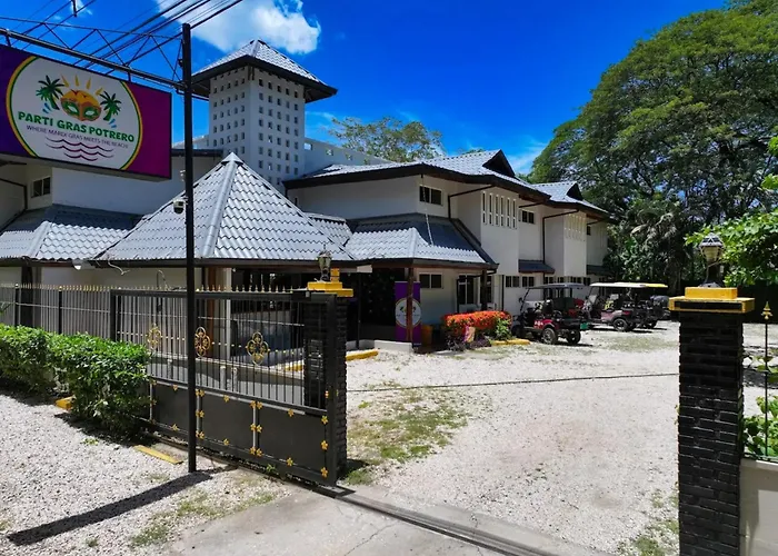 Parti Gras Hotel & Villas En Playa Potrero